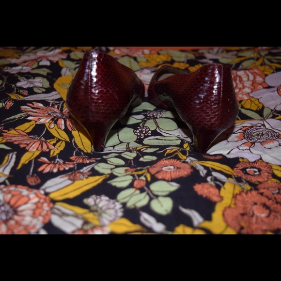 Maroon Snakeskin pumps - Picture 3 of 3